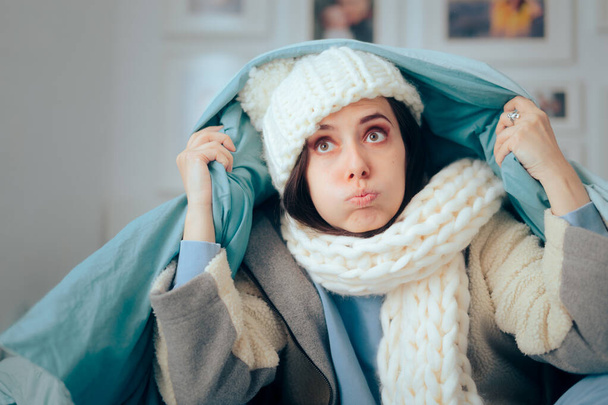 Mulher infeliz sentindo frio vestindo roupas quentes de inverno dentro de casa - Foto, Imagem