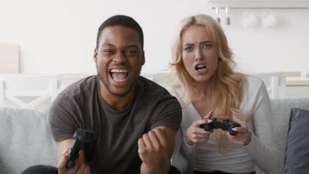 beledigde vrouw verliezen videogame naar echtgenoot zittend op bank binnen - Video