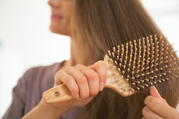 Woman combing hair - Fotoğraf, Görsel