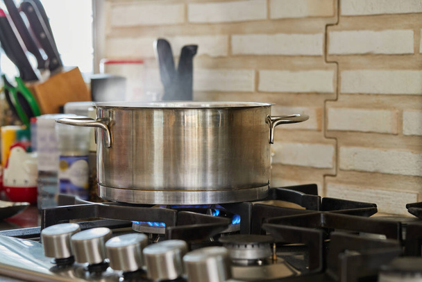 Wir kochen Sauerampfer in einem Metalltopf nach dem Rezept aus dem Internet für Lasagne mit Ziegenkäse - Foto, Bild