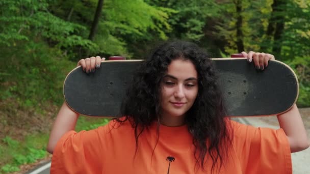 Retrato ao ar livre de uma menina skatista - Filmagem, Vídeo