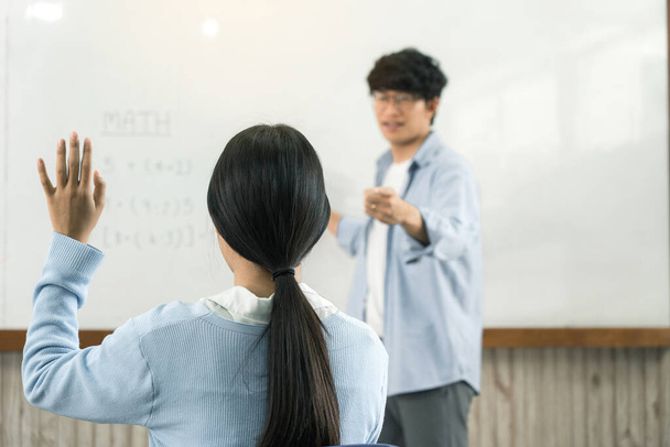 Учитель-азиат обучает студентов в классе - Фото, изображение