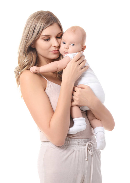 Glückliche Mutter mit niedlichem Baby auf weißem Hintergrund - Foto, Bild