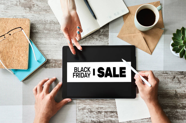 Black Friday Verkaufsbanner auf dem Bildschirm des Geräts. E-Commerce, Internetgeschäft und digitales Marketing - Foto, Bild