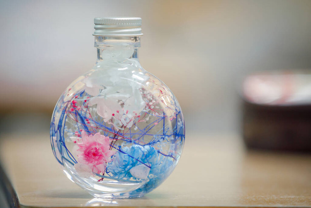 Herbier de bouteille en verre sur table en bois - Photo, image