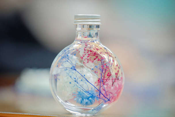 Herbario de botella de vidrio sobre mesa de madera - Foto, imagen
