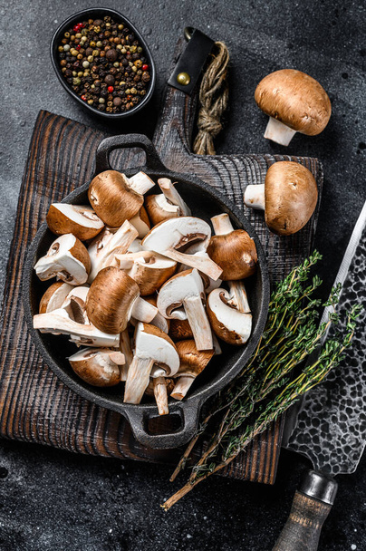 Sliced Raw mushrooms brown champignon. Black background. Top view - Φωτογραφία, εικόνα