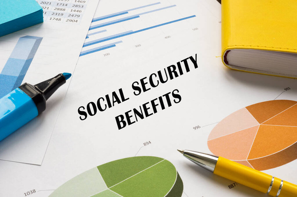 Фінансова концепція, що означає SOCIAL SECURITY BENEFITS з фразою на сторінці
. - Фото, зображення