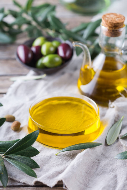 Natives Olivenöl extra auf einem Tisch - Foto, Bild