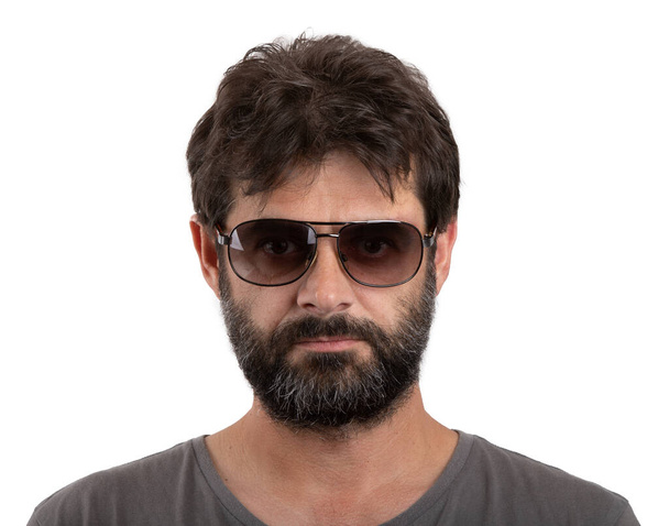 portret zwykłego 40-letniego brodatego mężczyzny w okularach przeciwsłonecznych odizolowanego na biało - Zdjęcie, obraz