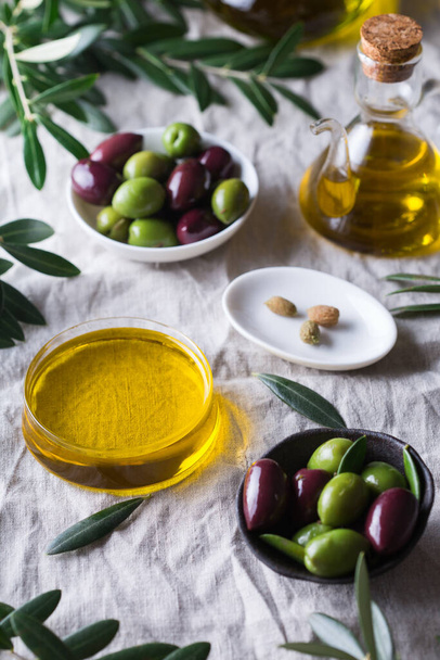 Aceite de oliva virgen extra sobre una mesa - Foto, imagen