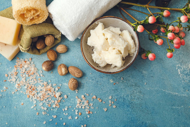 Composition avec beurre de karité, noix et fournitures de bain sur fond de couleur - Photo, image
