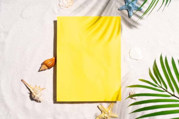 Fond d'été avec papier jaune vierge - Photo, image