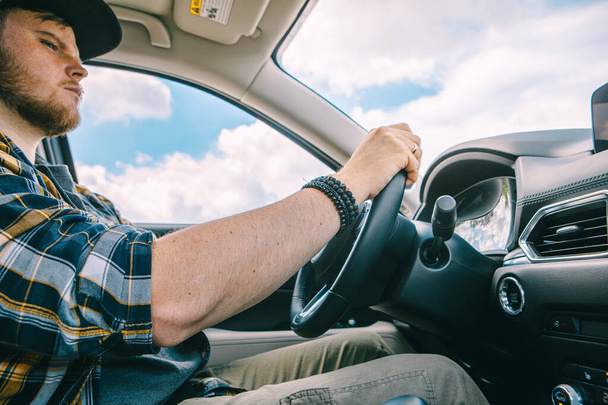 рука людини на кермі всередині погляду автомобіль подорожі сонячний день
 - Фото, зображення