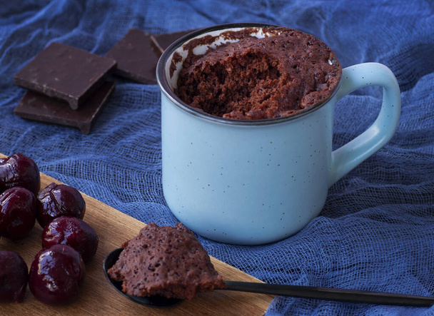 dessert. Mugcake. Torta al cioccolato veloce in una tazza. Brownie fatti in casa  - Foto, immagini