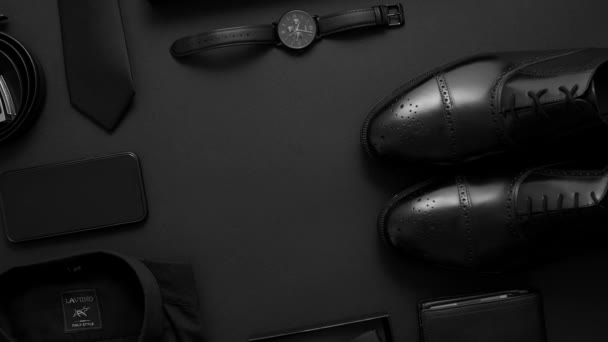 Elegante Männerkleidung. Set schwarzer Wardobe und Accessoires für die offizielle Party-Abendsitzung - Filmmaterial, Video