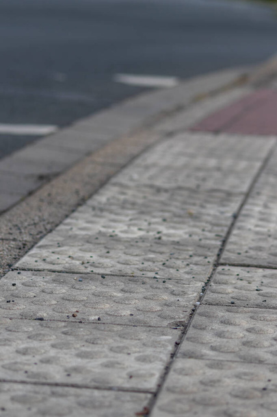 視覚障害者や障害者のための道路交通の危険性は、視覚障害者のための床指導システムによって最小限に抑えられ、街の通りの安全とセキュリティのための道路交通の危険性を示唆しています。 - 写真・画像