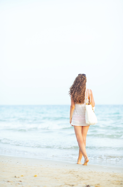 Vrouw die op het strand loopt - Foto, afbeelding