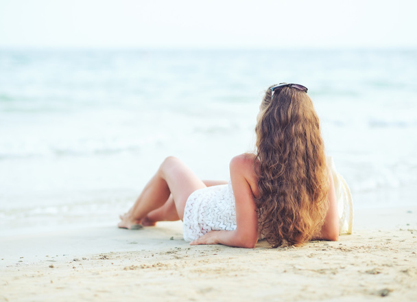 Woman relaxing on beach - Valokuva, kuva