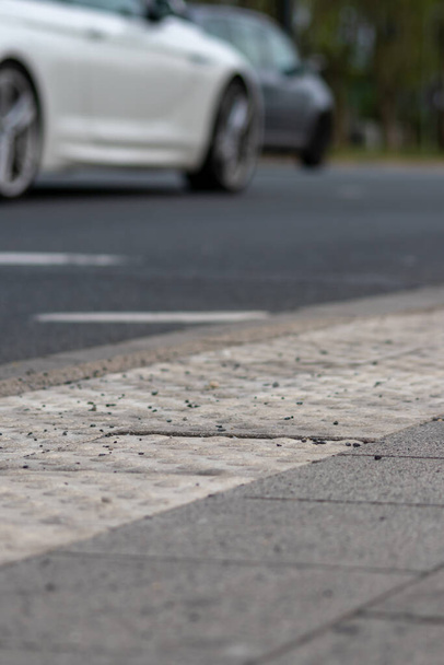 視覚障害者や障害者のための道路交通の危険性は、視覚障害者のための床指導システムによって最小限に抑えられ、街の通りの安全とセキュリティのための道路交通の危険性を示唆しています。 - 写真・画像