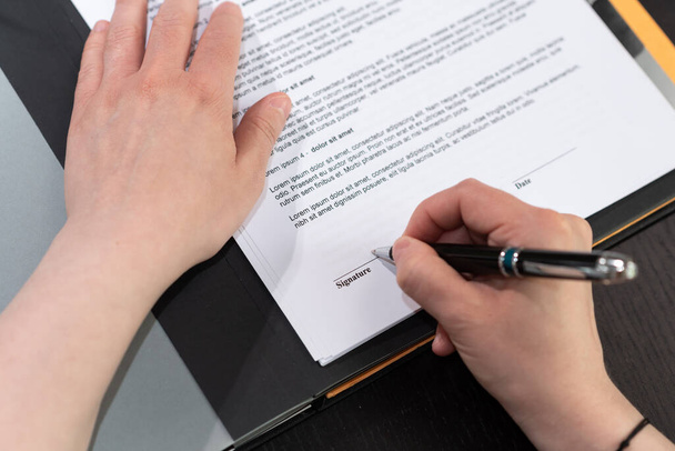 Businesswoman signing a contract  - Zdjęcie, obraz