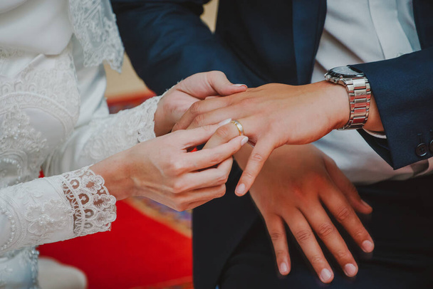 Mãos de casal recém-casados com anéis de casamento - Foto, Imagem