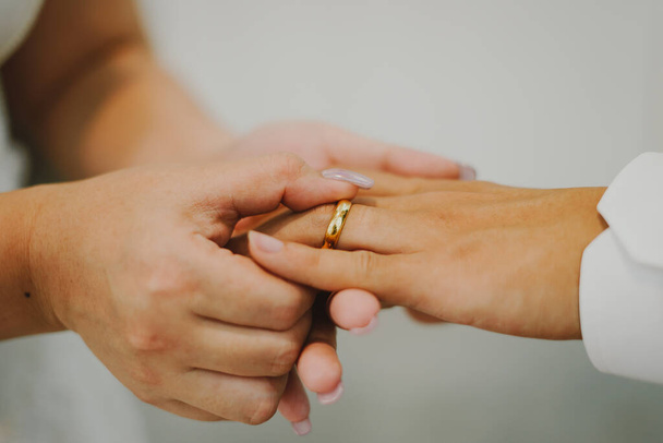 Las manos de la pareja recién casada con anillos de boda - Foto, imagen