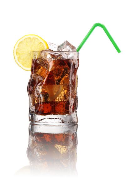 склянка кола з льодом і лимоном
 - Фото, зображення
