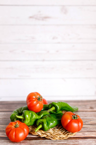 Rijp sappige boerderij verse groene paprika 's en rode tomaten. - Foto, afbeelding