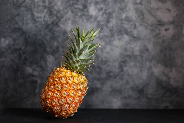 Havaijin ananakset tausta. Viipaloitu ja koko ananas (Ananas comosus). Luova asettelu valmistettu ananas. - Valokuva, kuva