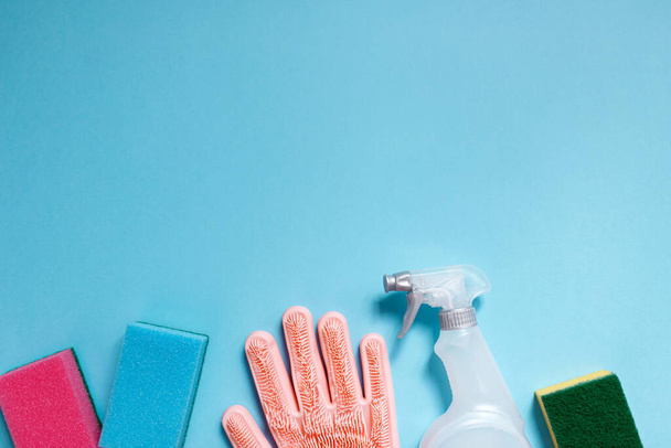 Συλλογή ειδών καθαρισμού σε μπλε φόντο. Η έννοια της οικιακής εργασίας. Εργαλεία καθαρισμού.  - Φωτογραφία, εικόνα