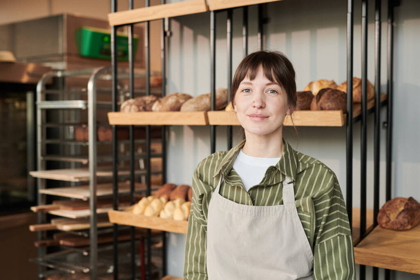 Woman in the bakery - Foto, immagini