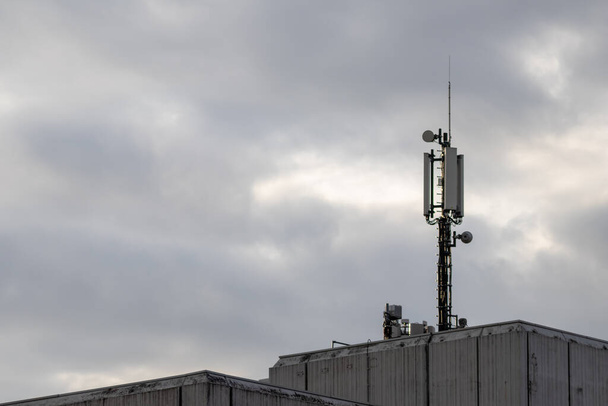 Antenne d'infrastructure mobile pour une meilleure connexion aux appareils cellulaires et adaptée aux futures technologies telles que l'Internet haute vitesse 4G 5G et la recherche technologique dans les normes de communication mobile - Photo, image
