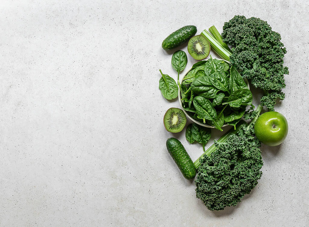 Hozzávalók az egészséges zöld turmixhoz vagy salátához - szuperételek, méregtelenítő, lúgos étrend, egészség, vegetáriánus ételek koncepciója. Háttérelrendezés szabad szövegrésszel. - Fotó, kép