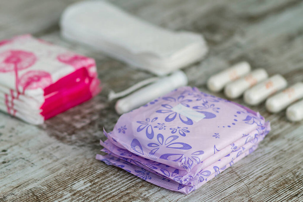 Productos sanitarios femeninos para el período menstrual - Foto, imagen