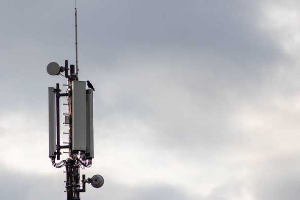 Мобільна інфраструктура антена для найкращого підключення до стільникових пристроїв та відповідних для майбутніх технологій, таких як 4G 5G високошвидкісний Інтернет та дослідження технологій у стандартах мобільного зв'язку
 - Фото, зображення