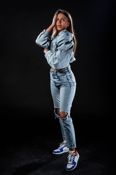 Portrait of an attractive young woman dressed in stylish clothing - Foto, Imagen