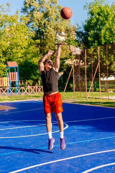 Basketball player jump shooting and playing basketball. - Valokuva, kuva