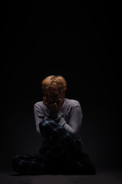 Depressieve jongen huilt zo veel vanwege de grote pijn in zijn hart - Foto, afbeelding