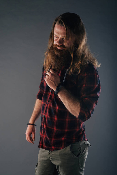 Bellissimo uomo nordico forte con acconciatura elegante e barba su uno sfondo isolato. - Foto, immagini