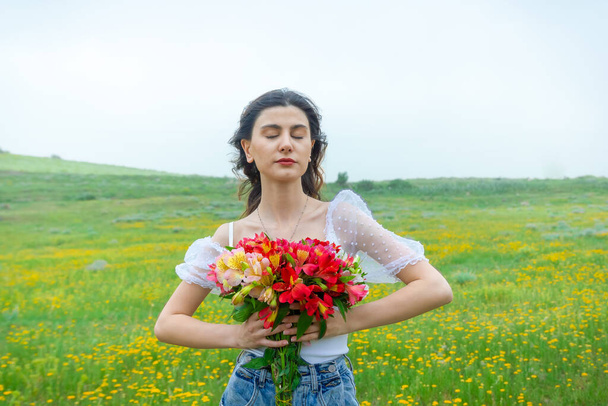 ritratto di una donna con fiore, ritratto di una bella donna in giardino - Foto, immagini
