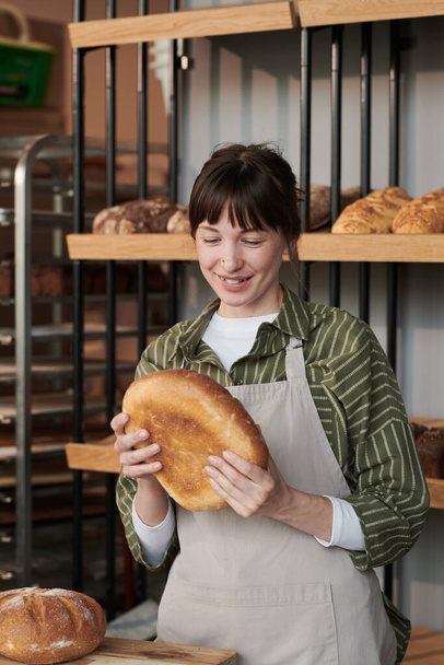 Właściciel ze świeżym chlebem w piekarni - Zdjęcie, obraz