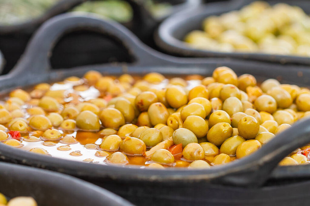 A bulk of green olives ready for sale - Foto, Bild