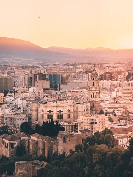 A vertical stunning view of Malaga port city in Spain with beautiful buildings at sunset - Foto, Bild