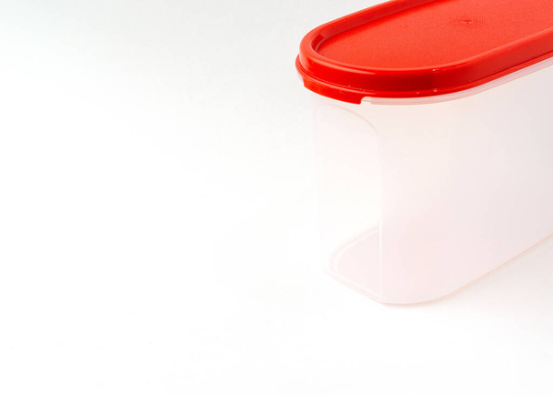 Recipiente de plástico de color rojo aislado sobre fondo blanco. - Foto, Imagen