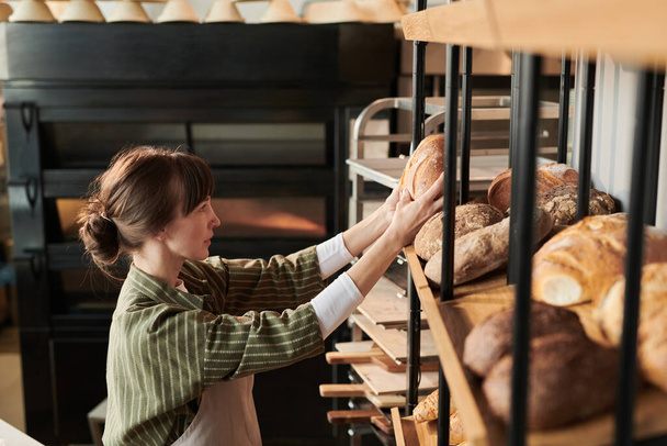 Продавець працює в хлібопекарні
 - Фото, зображення