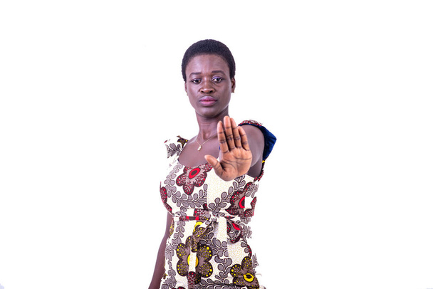 hermosa joven africana mostrando stop gesture - Foto, Imagen