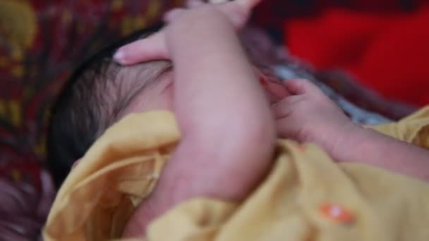 Söpö vauva nukkuu itkien - Materiaali, video