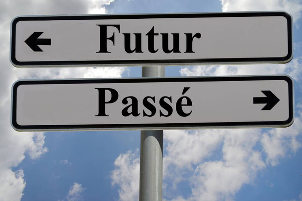 Знаки, указывающие направление прошлого и будущего на французском языке - Фото, изображение