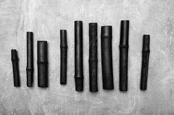 Bâtonnets de charbon actif en bambou isolés sur fond gris - Photo, image